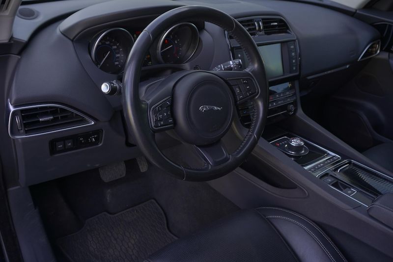 Jaguar F-Pace 2.0 25T 184kW - fotka 14 z 31