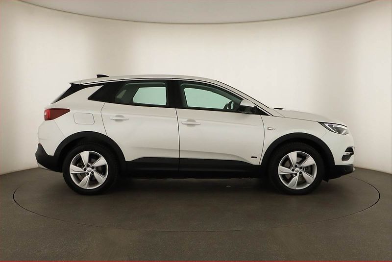 Opel Grandland X (2019) Plug-in Hybrid4, 4X4, Automat - fotka 6 z 23
