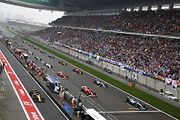 F1 2017 GP Číny - startovní rošt, Vettel (Ferrari) posunut více na střed mimo svůj slot