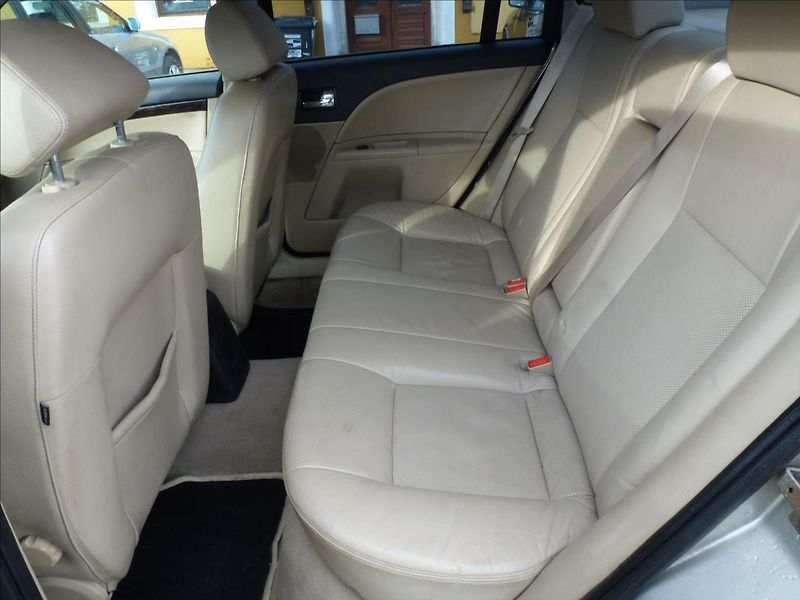 Ford Mondeo 2,5 i V6 24V Ghia Automat - fotka 14 z 49