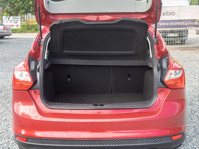 Ford Focus (2012) 1.6i 16V 110KW – VÝBAVA! - fotka 40 z 46