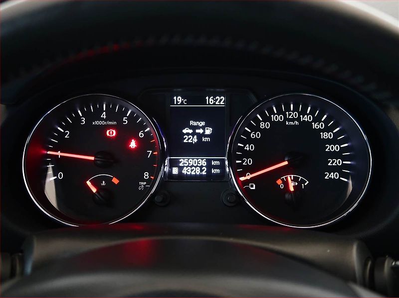 Nissan Qashqai (2010) 1.6, Tempomat, Park. senzory - fotka 11 z 14