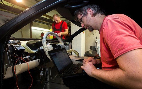 Vysokoškolský tým v Ostravě vyrobil sportovní elektromobil SCX.