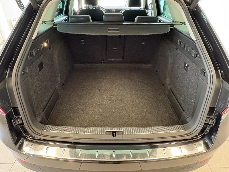 Škoda Superb Combi 1.6 TDI STYLE 88 kW M6F - fotka 23 z 30