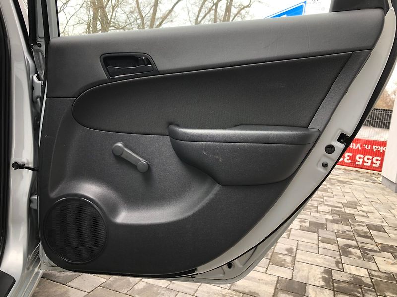 Hyundai i30 (2009) 1.4 16V - fotka 12 z 33