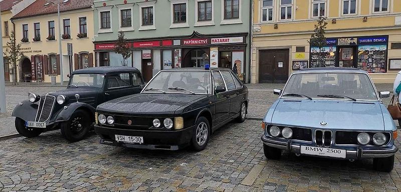 Výstava veteránů na třebíčském náměstí zakončila sezonu Veteran Car Clubu Třebíč 2022