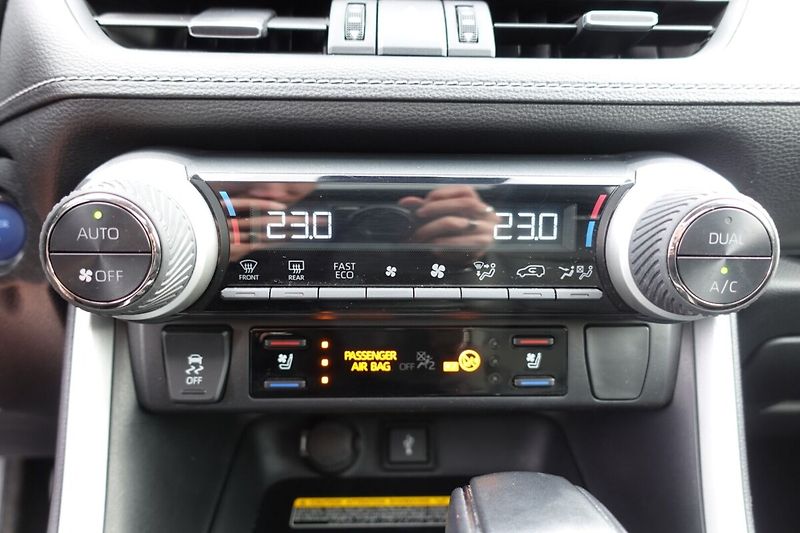 Toyota RAV4 2,5 HEV Executive Skyview  4x4 - fotka 25 z 36
