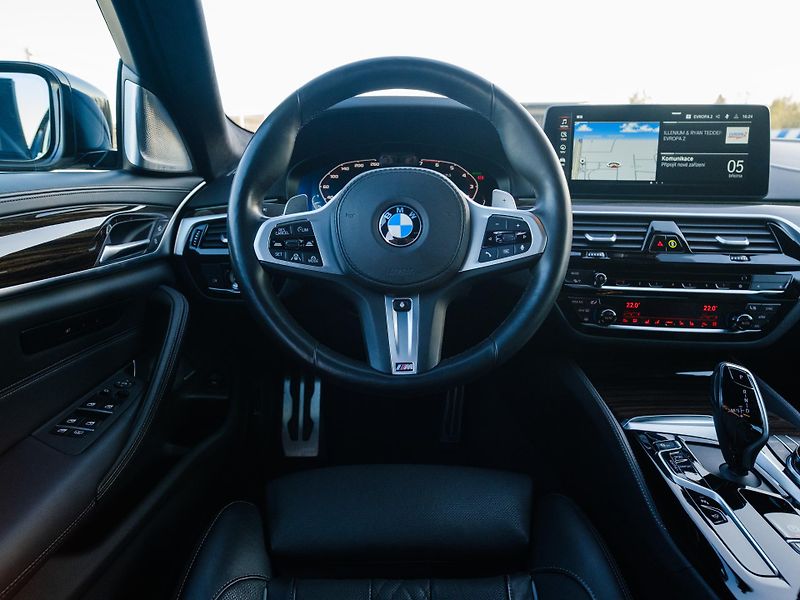 BMW Řada 5 M550i xDrive, DPH, SEDAN - fotka 21 z 46
