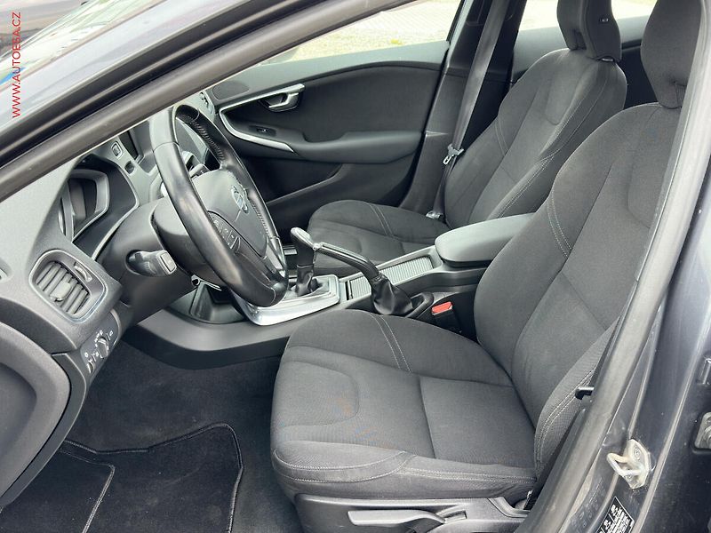 Volvo V40 (2014) 1.6 D, AC, tempo, park.čidla - fotka 9 z 16