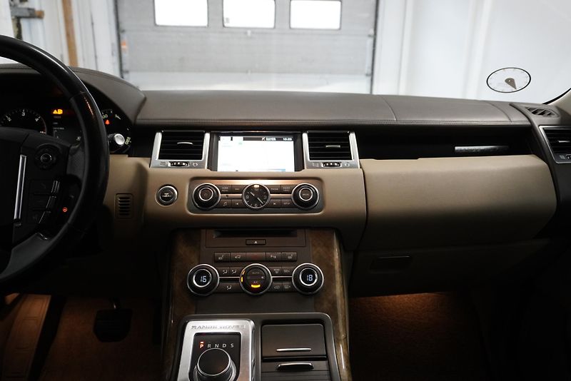 Land Rover Range Rover Sport 3,0 TDV6 4WD AUTOMAT - fotka 28 z 39