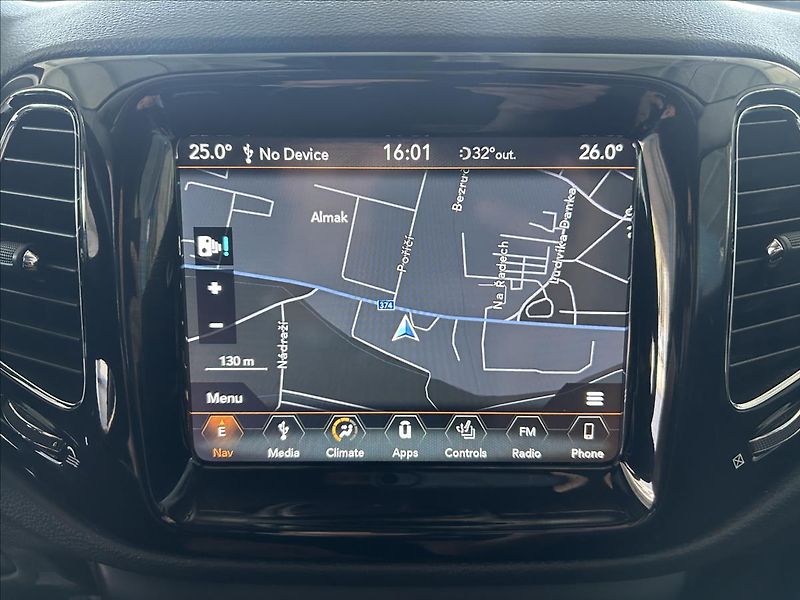 Jeep Compass 2,0   M-Jet 103kW,4x4 - fotka 15 z 26