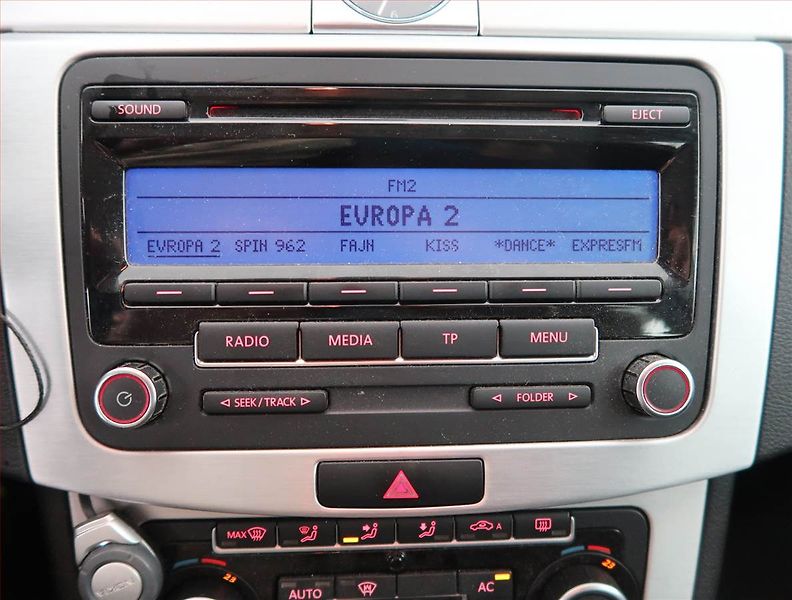 Volkswagen Passat (2011) 2.0 TDI, 4X4, Xenony - fotka 12 z 18
