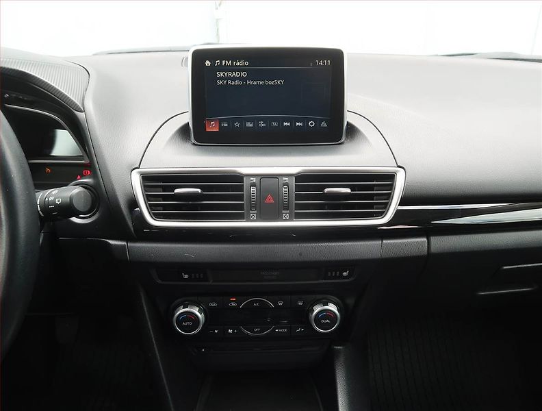 Mazda 3 (2015) 1.5 Skyactiv-G, Xenony - fotka 12 z 18