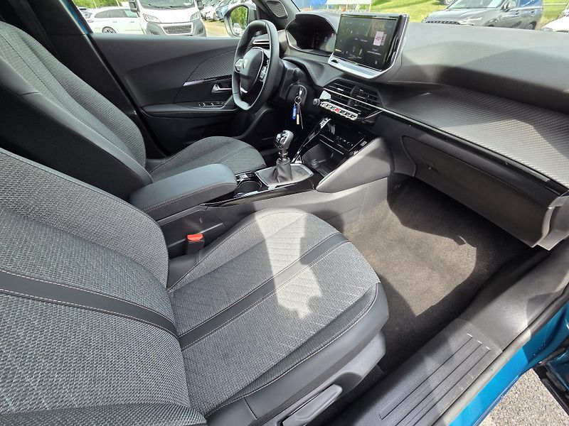 Peugeot 2008 (2025) 1.2 PT 100 ALLURE MAN6 - fotka 12 z 28