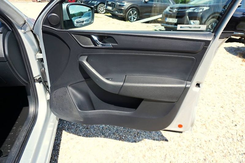 Škoda Rapid (2015) ELEGANCE 1,6 TDI 66 kW - fotka 13 z 38