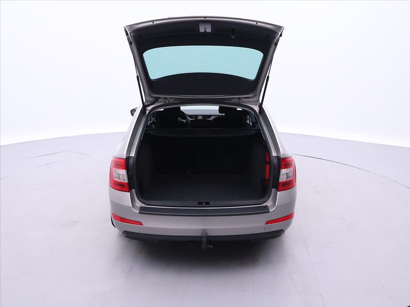 Škoda Octavia 1,6 TDI EleganceTažné CZ - fotka 9 z 26