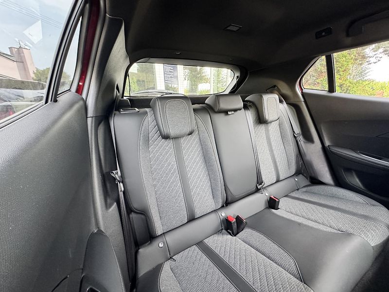 Peugeot 2008 (2025) Allure 1.2 PureTech 100k MAN6 - fotka 5 z 6
