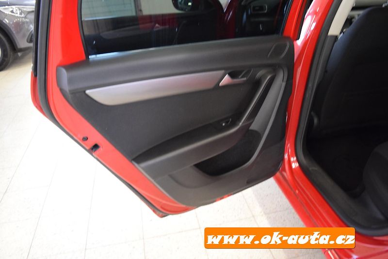 Volkswagen Passat 2.0 TDI DSG PRAVIDELNÝ SERRVIS - fotka 24 z 45