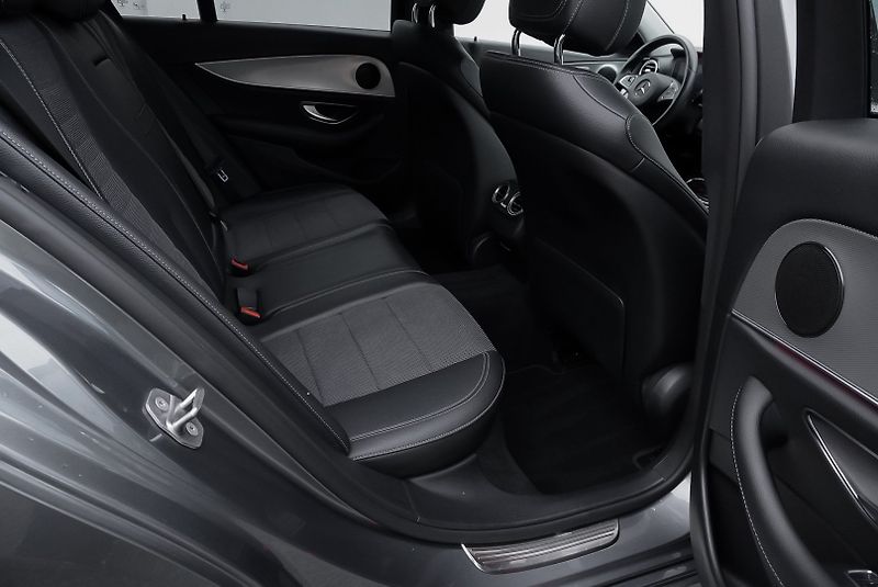 Mercedes-Benz Třídy E E  220 d AMG LINE - fotka 19 z 27