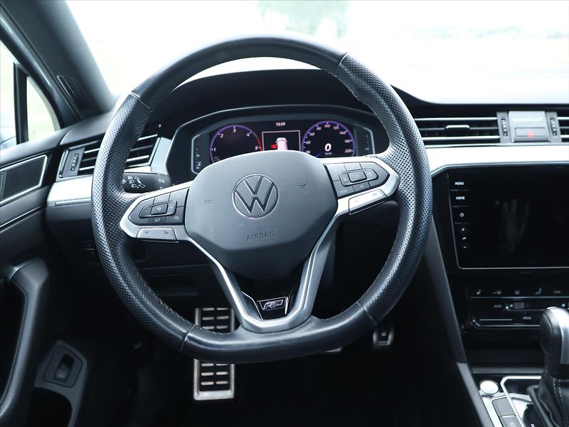 Volkswagen Passat 2,0 TDI DSG R-LINE Matrix - fotka 17 z 32