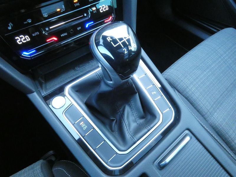 Volkswagen Passat Business Premium 2.0 TDI 110KW - fotka 27 z 30