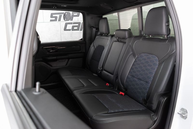 Dodge RAM 5.7 HEMI BIGHORN 4x4*PPF*ČR 1M - fotka 12 z 49