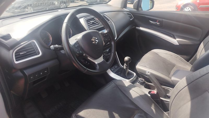 Suzuki SX4 S-Cross (2015) 1.6 16v AllGrip  - fotka 5 z 35