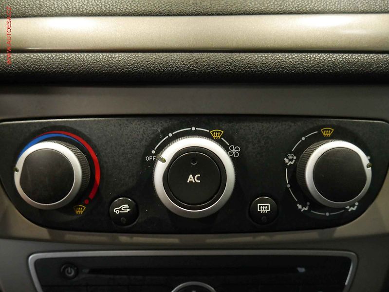 Renault Mégane (2009) 1.6i, 2.maj,ČR, AC, tažné - fotka 16 z 18