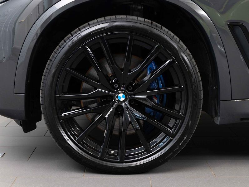 BMW X5 M50i - fotka 6 z 24
