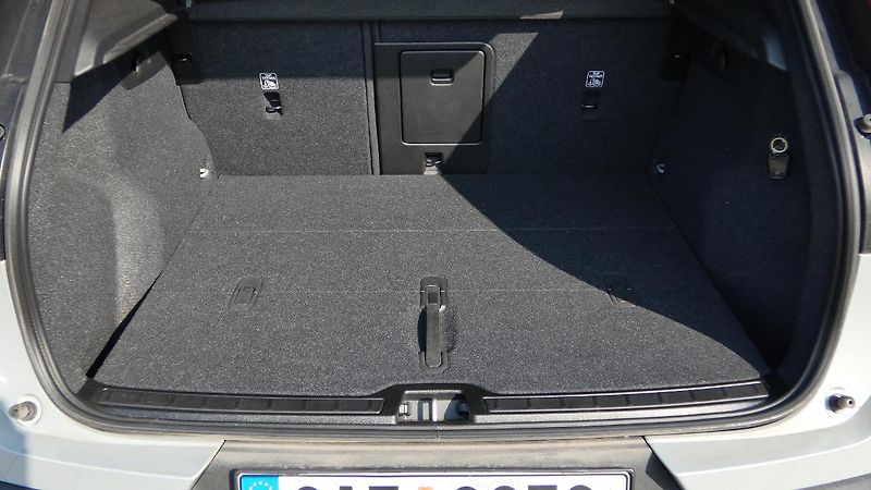 Volvo XC40 B3 PLUS DARK - fotka 20 z 23