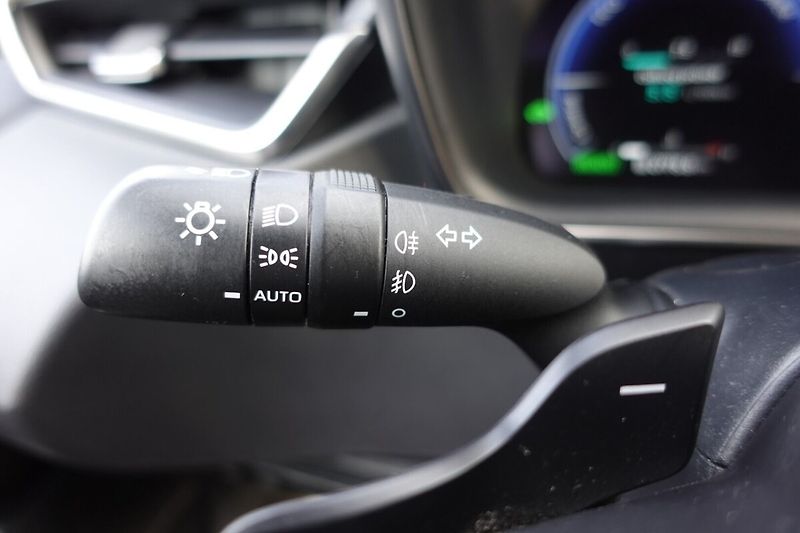 Toyota Corolla 2,0HSD 112kW Comfort Tech - fotka 26 z 32