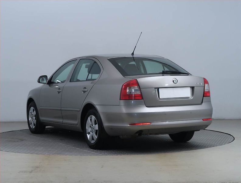Škoda Octavia (2009) Elegance 1.6, Park. senzory - fotka 4 z 14