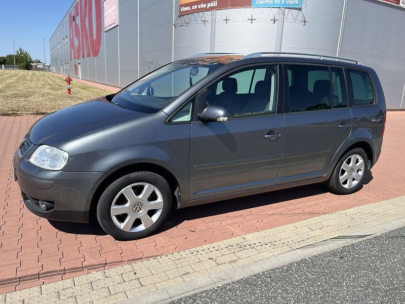 Volkswagen Touran 1.9 TDi DSG Highline - fotka 2 z 27