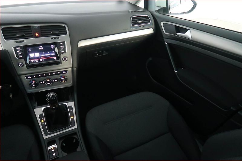 Volkswagen Golf (2014) 1.2 TSI, Navi, Park. senzory - fotka 8 z 17