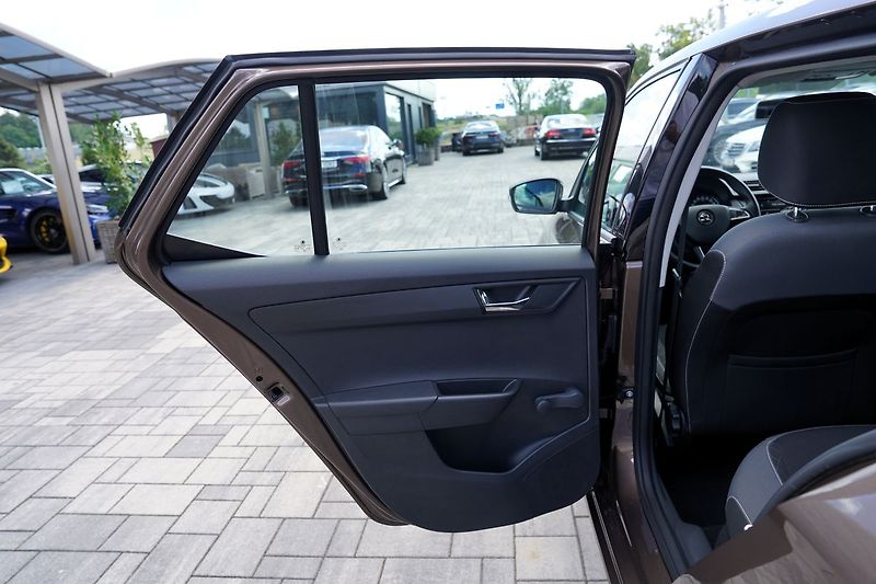 Škoda Fabia 1.0 TSI 81kW ČR/Al.kola/klima - fotka 15 z 38