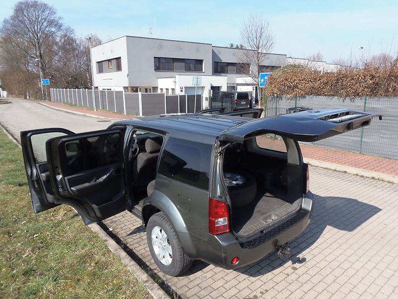 Nissan Pathfinder (2006) 2.5 DCi 4x4 manuál redukce  - fotka 18 z 23