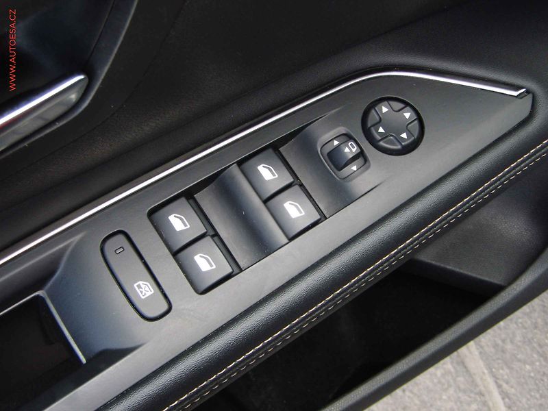 Peugeot 5008 (2019) 1.2 PT, GT Line, LED, navi - fotka 13 z 23