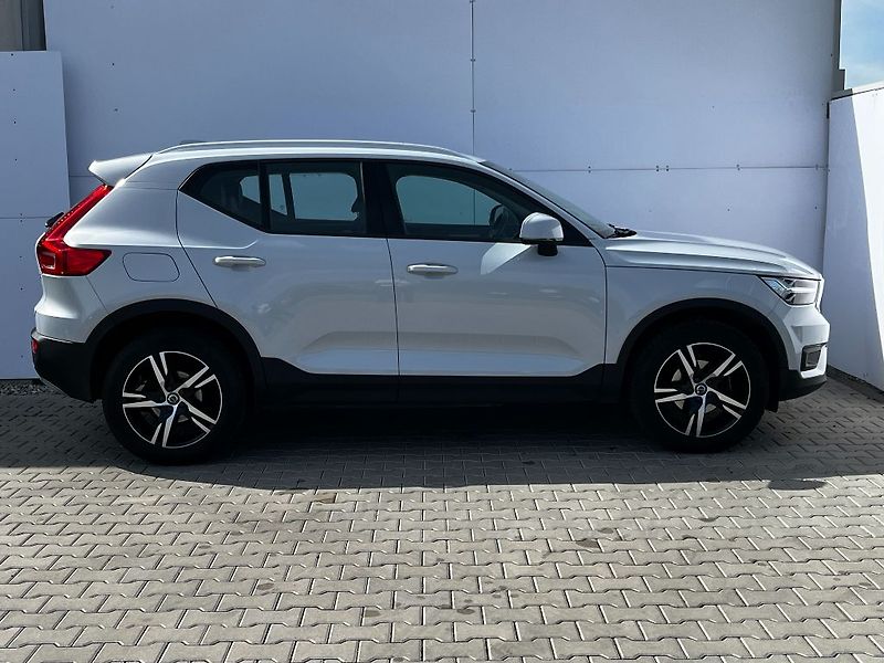 Volvo XC40 Momentum Pro T3 FWD 120kW - fotka 4 z 23