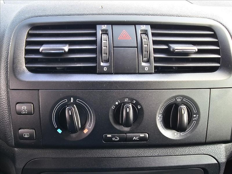 Škoda Fabia II 1,2TSi 77KW Ambiente - fotka 18 z 42