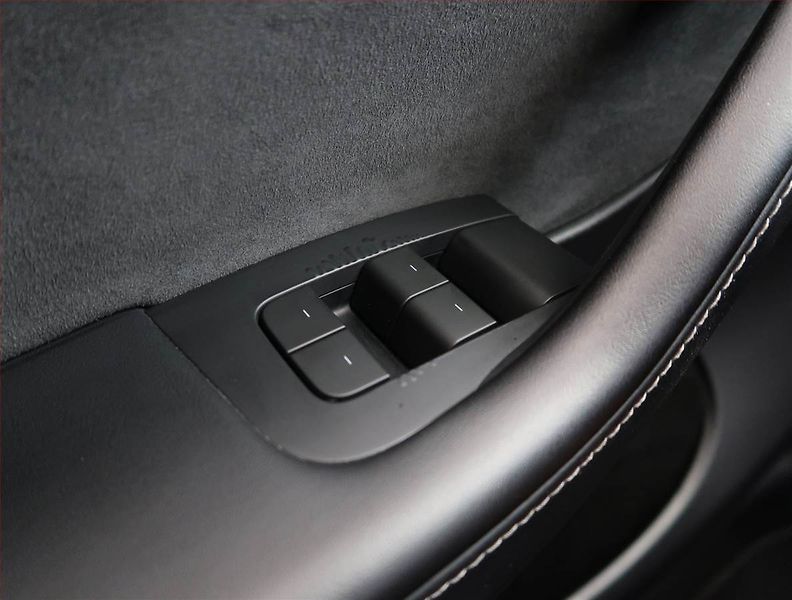 Tesla Model Y (2023) RWD LFP 60kWh, SoH 93% - fotka 21 z 32
