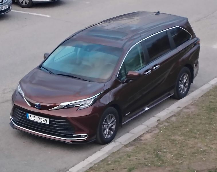 Toyota Sienna (2021) XLE 2.5 HYBRID AWD, 7 MÍST - fotka 2 z 14