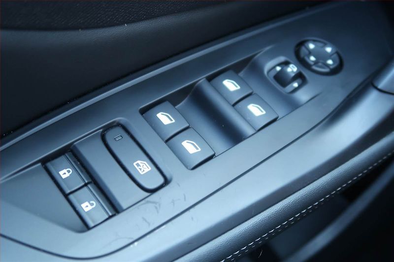 Peugeot 308 (2024) Allure 1.2 PureTech, Automat - fotka 16 z 24