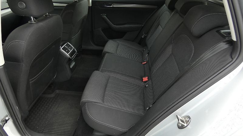 Škoda Superb 1.4 TSI iV Ambition DSG - fotka 20 z 26