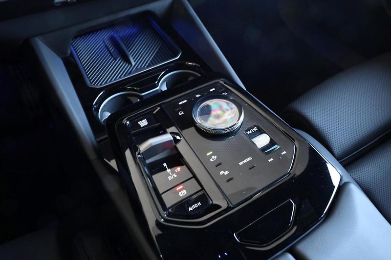 BMW Řada 5 540d xDrive Touring - fotka 13 z 24