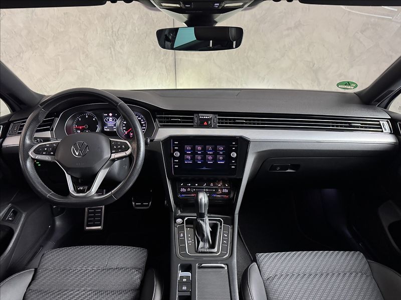 Volkswagen Passat 2,0 TDi  DSG R-Line LED Assist - fotka 17 z 44