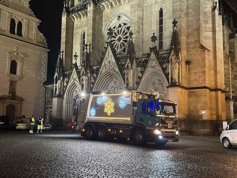 V Olomouci jezdí vánočně nazdobený popelářský vůz, 5. prosince 2025