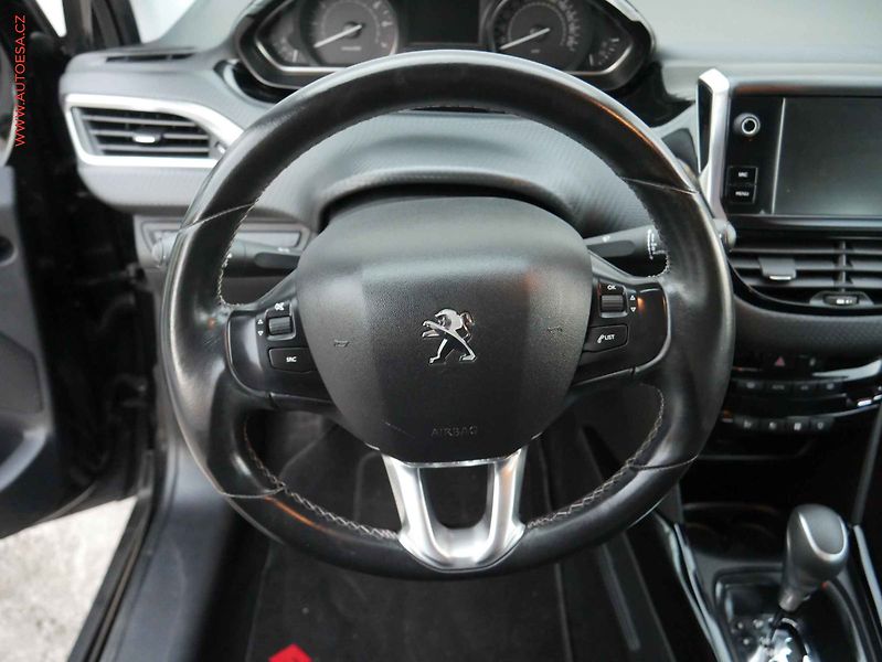 Peugeot 2008 (2016) 1.2 PT, AT, autoAC - fotka 16 z 19