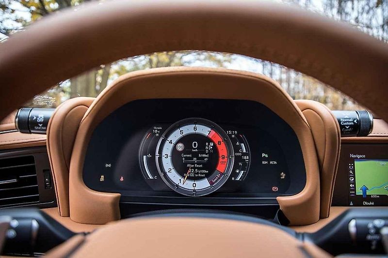 Interiér upraveného Nissanu GT-R.