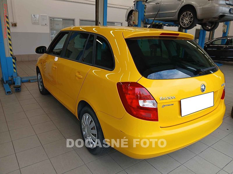 Škoda Fabia (2014) 1.6 TDi, ČR, AC, STK8/28 - fotka 2 z 3