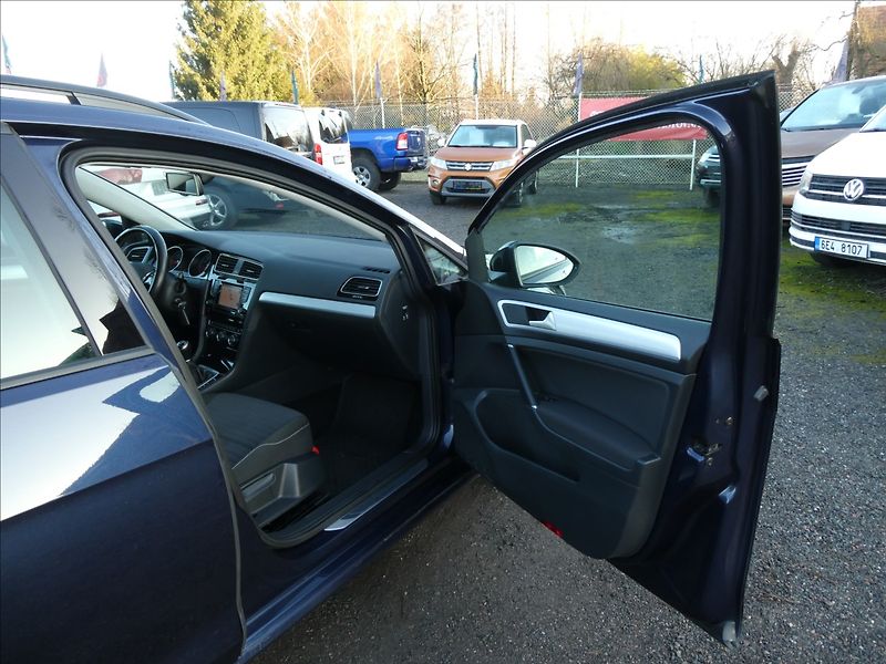 Volkswagen Golf 1,6 TDi 81kW,CUP,4x4,serviska - fotka 23 z 50
